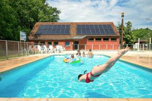 Camping Onlycamp Le Pont Romain à Yvré-lʼÉvêque