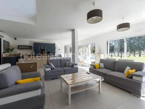 Modern Villa for 10 with Private Pool à Yvré-lʼÉvêque